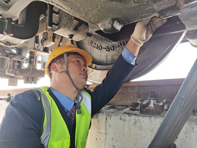 方寸斗室綻芳華 專用設備修理中的青春之歌